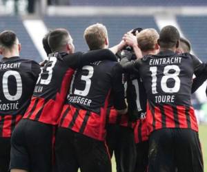 Los jugadores de Eintracht Frankfurt celebran el gol de Evan N'Dicka en el partido de la Bundesliga contra Colonia. FOTO:AP