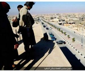 La víctima, que no ha sido identificada, sube las escaleras hacia la azotea de un edificio, según las fotos que se han publicado.