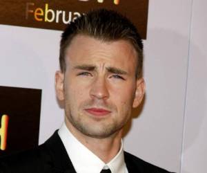 Chris Evans acudió a Twitter tras publicar por error fotos íntimas en Instagram.