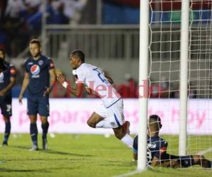 Jerry Bengtson presionó a Montes para obligarlo a hacer el autogol. Foto: EL HERALDO