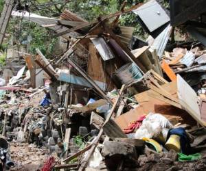 Montañas de escombros, basura y restos de viviendas destruidas cubren parte de la colonia Villa Unión, en Comayagüela, dos días después del deslizamiento que afectó a decenas de habitantes y dejó daños en varios hogares.