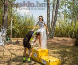 El podio fue el escenario de la pareja. Las bicicletas y una chiribisca con fotografías adornaban el lugar.