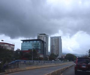 Cenaos se mantiene en constante análisis y vigilancia de este fenómeno. Así lució este domingo el cielo sobre Tegucigalpa con amenazas de lluvia.