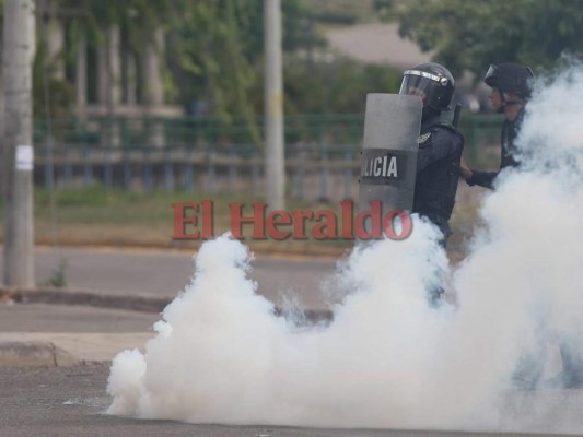 Miembros de la Policía Antimotines lanzaron gas lacrimógeno contra los manifestantes en el bulevar Suyapa de Tegucigalpa. Foto: Emilio Flores/ EL HERALDO.