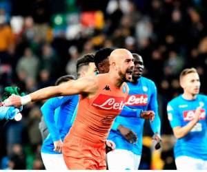 Los jugadores napolitanos celebran la victoria ante el Udinese que los tiene en la cima de la Liga.