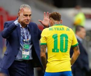 Neymar celebra tras anotar el segundo gol de su equipo ante Venezuela de penal con el técnico de la selección Tite. Foto: AP