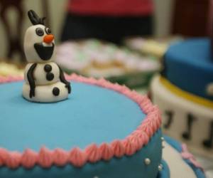 La mujer de 60 años se encontró mal después de comer un lamington, un esponjoso pastel australiano en forma de cubo recubierto de chocolate y coco rallado.