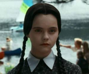 Hace más de 26 años la misteriosa actriz Christina Ricci, interpretó el papel de la pequeña Merlina, hija de los Addams y hermana de Pericles. Fotos: Facebook Christina Ricci.