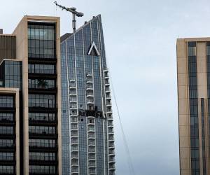 Rascacielos de Dubái presentan daños tras el impacto de drones durante los ataques atribuidos a Irán en medio de la escalada de tensiones en el golfo Pérsico.