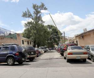 En la colonia San José de Los Llanos la falta de estacionamiento obliga a los conductores a aparcarse hasta en las aceras.