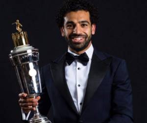 El egipcio publicó en las redes sociales el trofeo como el mejor jugador de la Premier 2017-2018. Foto: Twitter Salah