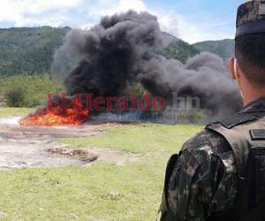 Fiscales y jueces presenciaron la quema de la droga en un campo en la sede de la Policía Militar de Orden Público (PMOP), al sur de la capital. Foto: Estalin Irías/EL HERALDO.