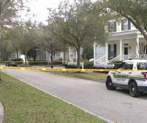 El diario local Orlando Sentinel reportó que la familia de cinco miembros que vive en esa casa estaba desaparecida desde días antes del hallazgo. Son una pareja y tres niños pequeños.