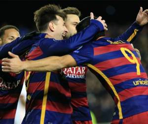 La pandilla del Barcelona celebra una anotación conseguida en el juego ante la Roma.