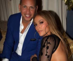 La pareja de enamorados no se despegaron ni un tan solo momento, Jennifer lució muy radiante y encantadora.