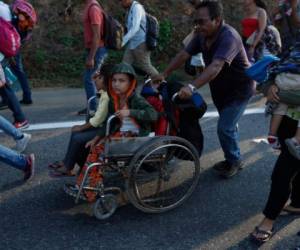 En la caravana viajan familias enteras y muchos niños con problemas físicos son llevados en sillas de ruedas. Foto: AP