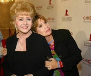 Medios estadounidenses informaron que la actriz de 84 años sufrió un posible accidente cerebrovascular un día después de la muerte de su hija. Foto AP.