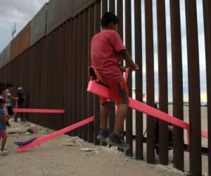Fueron varios juegos metálicos, de color rosa que se colocaron justo en esta frontera, en donde mexicanos y estadunidenses se divirtieron y mostraron su solidaridad. Foto AFP