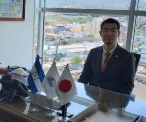 Shino Katsuhiko realizó sus estudios universitarios en su país natal de Japón, en donde se graduó de Ingeniero Agrónomo. Además, tiene una Maestría en Desarrollo Agrícola Internacional.