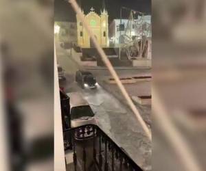 La Agencia Estatal de Meteorología (Aemet) elevó los avisos por lluvias en la provincia de Málaga a nivel rojo (peligro extraordinario) el sábado por la noche debido a precipitaciones muy intensas, con acumulados previstos de hasta 120 litros por metro cuadrado en 12 horas en áreas como la Costa del Sol y el valle del Guadalhorce.