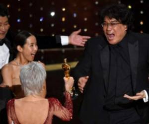Bong Joon Ho, derecha, reacciona al recibir el premio de mejor película por 'Parasite' de la anfitriona Jane Fonda en los Oscar. Foto: AP