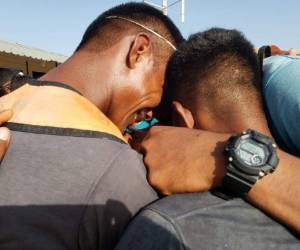 Con lágrimas, gritos y fuertes abrazos agradecieron a Dios por la oportunidad de seguir vivos. El naufragio del buque pesquero Capitán Waly causó la muerte de 27 personas, ellos son los hondureños que lograron sobrevivir a la tragedia en La Mosquitia hondureña. Fotos Ricardo Sánchez| EL HERALDO| AFP