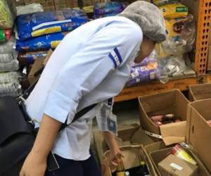 Las inspecciones también se ejecutan en las bodegas de los diferentes establecimientos comerciales de la capital y el país. Foto: EL HERALDO