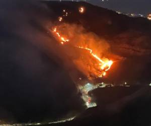 Un incendio de grandes proporciones se reportó en la cuesta del Chile, que conduce a la colonia Cerro Grande de la capital.