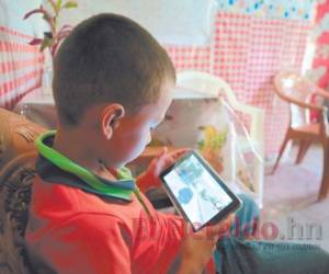 Algunos alumnos de educación media sí le están dando buen uso a la tablet entregada por sus maestros. Foto: David Romero/El Heraldo