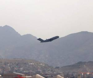 Un avión militar de EEUU despega del Aeropuerto Internacional Hamid Karzai, en Kabul, Afganistán, el lunes 30 de agosto de 2021. Foto: AFP