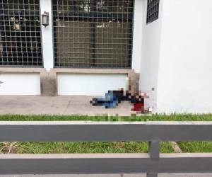 El cuerpo del hombre quedó tendido en un charco de sangre afuera de un banco.