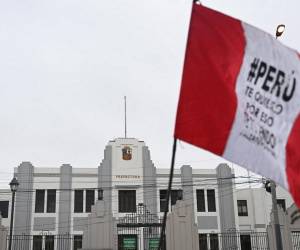 El Congreso de Perú destituyó al mandatario luego de que este intentó disolver al Parlamento.