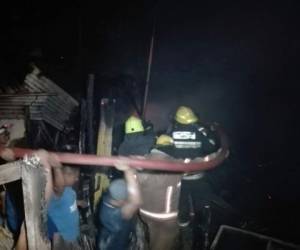 Miembros del Cuerpo de Bomberos de Honduras llegaron a la zona para apagar las llamas.