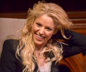 En la grabación la estilista quiere peinarla, pero Shakira está disfrutando tanto la música que no puede permanecer quieta.