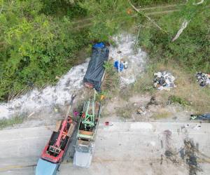 Sin acceso y en alerta roja se encuentra la carretera CA-4, a la altura de La Ceibita, en Quimistán, tras registrarse un incidente con cianuro, un material altamente tóxico. Aquí las fotos aéreas: