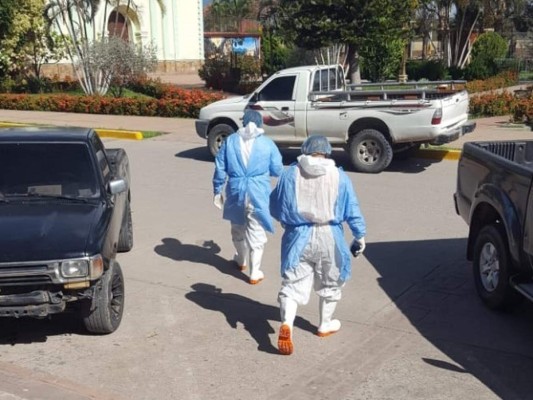 El personal de salud del Hospital Santa Teresa se dirige al carro paila para atender al paciente.