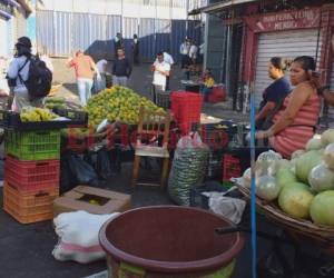 Vendedores y compradores habían abarrotado el mercado Zonal Belén a primera hora de este martes. Foto: David Romero/El Heraldo.