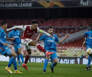 El delantero de Arsenal Pierre-Emerick Aubameyang remata durante el partido contra Olympiakos por la Liga Europa. Foto:AP