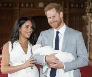 El príncipe Harry de Inglaterra y su esposa Meghan, duquesa de Sussex, posan con su recién nacido en el Castillo de Windsor. Foto: Agencia AP.