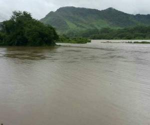 Las personas que viven cerca del río han tenido que desalojar sus hogares.