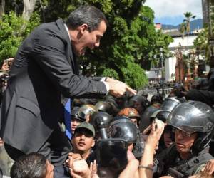 “¡Tú no decides quién ingresa!”, exclamó Guaidó ante el rostro del joven que le impedía llegar a las lujosas salas de la cámara. Foto: AFP.