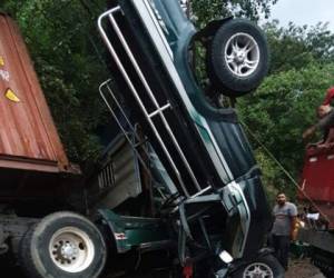 Dos personas murieron y varias resultaron heridas después de que una rastra colisionara contra un vehículo pick up a la altura de Germania, en la carretera que de la capital conduce al sur de Honduras. Fotos: EL HERALDO.