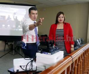 Rolando Argueta durante la inspección de una de las salas virtuales.