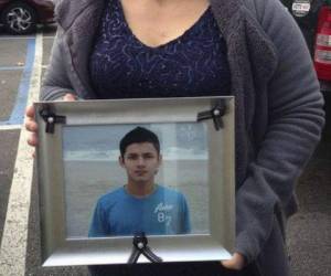 Maria Lezema con un retrato de su sobrino Javier Castillo, asesinado por la pandilla centroamericana MS-13 en un suburbio de Nueva York. Foto AP