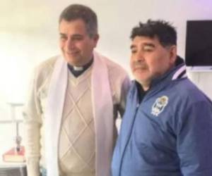 Diego Armando Maradona junto al padre Gustavo Rubio.