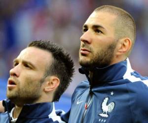 Mathieu Valbuena y Karim Benzema fueron compañeros en la selección de Francia. (AFP)