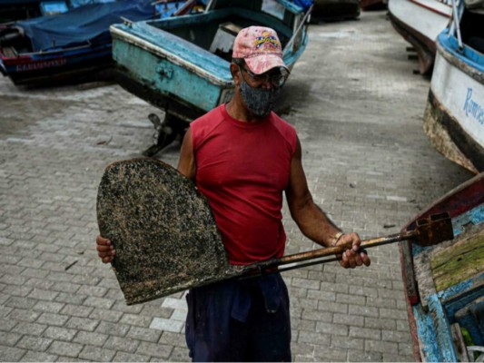 Un pescador asegura su bote en tierra antes de la llegada de la tormenta Elsa, en La Habana, Cuba: Foto: Agencia AFP.