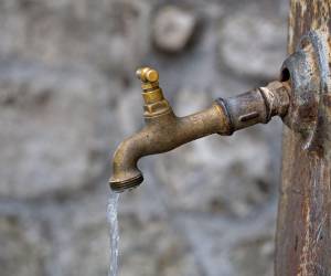 Los habitantes del Distrito Central ya pueden consultar el cronograma de distribución de agua potable correspondiente a esta semana, luego de que la Unidad Municipal de Agua Potable y Saneamiento (UMAPS) publicara los horarios establecidos para el abastecimiento en diversos sectores de Tegucigalpa y Comayagüela.