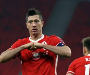 La lesión del artillero polaco se dio en el minuto 63 del partido de la fase de clasificación mundialista que su equipo nacional ganó por 3-0 el domingo ante la débil Andorra. Foto: AFP