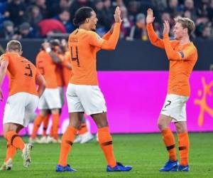 Virgil van Dijk anotó el gol de la clasificación para Holanda. Foto/AFP